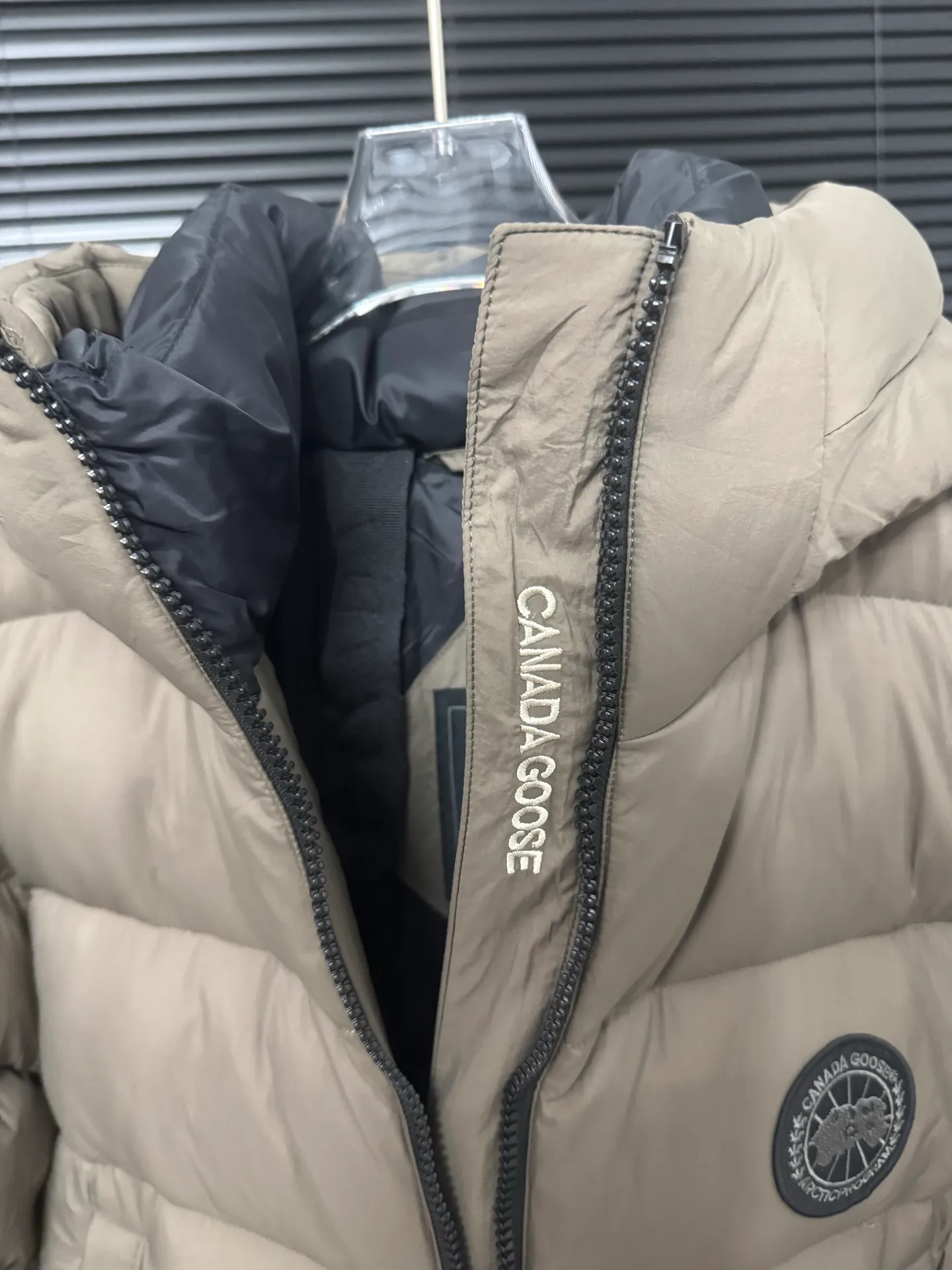 P860 Big Goose Ouyang Nana Second Generation (higher version) Canada goose Canada Goose Black Label Down Jacket A must-have in the outerwear world, the Big Goose Black Label down jacket! The latest designer styles! The goose down jacket has always been a popular element of fashion and is loved by experts from all walks of life! Fashionable hooded cut, high-end customer-supplied fine goose down, high resilience, smooth zipper, strong and firm. Pockets on both sides can store small items, free your hands, and you can go out without worries. It can also meet the need of putting your hands in your pockets👏👏Produced by Big Goose, it can be used as a group uniform by many celebrities. This down jacket uses a double-layer anti-down lining design, which has strong windproof performance and will be very warm in winter! Newly labeled white duck down filling, high fluffiness, windproof hooded design. When walking outdoors, pull the collar to the highest position, put your hands in the pockets and it will be very warm. It can be easily controlled by all body types! The interior is equipped with an elastic snow skirt design for better wrapping. The simple and neat style design highlights the masculine temperament. The impeccable style is classic and never goes out of style. It is warm and practical, and it is versatile! You can enter with your eyes closed!  Color: Black Khaki Size: XS-XXL